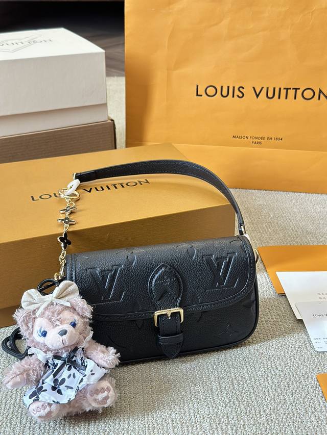 牛皮 全钢五金 配挂件 L家 Nano Diane牛皮腋下法棍包 全钢五金全套礼盒包装 尺寸 18 12Cm 牛皮 全钢五金 配挂件 L家 Nano Diane牛皮腋下法棍包 全钢五金全套礼盒包装 尺寸 18 12Cm