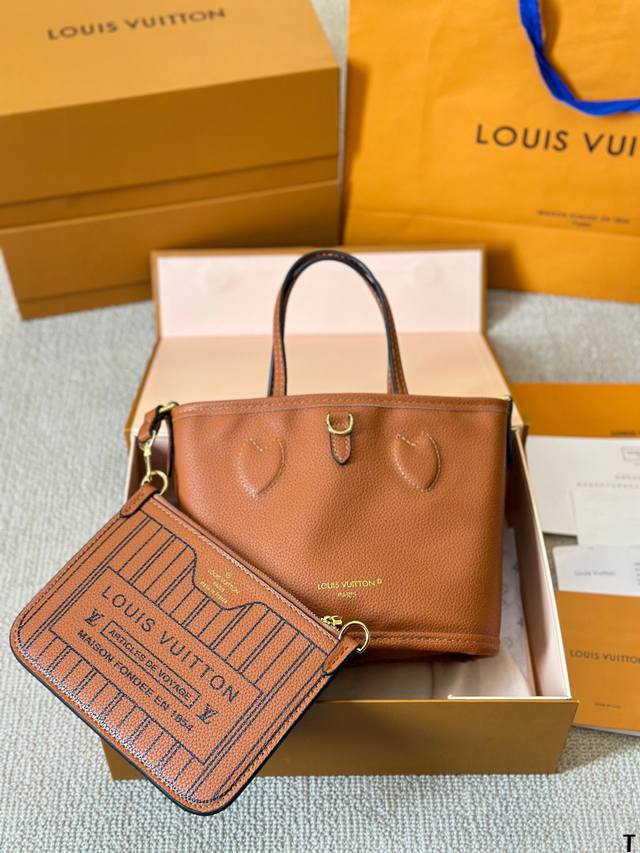 Lv新款 2024最新新款托特包 简直爱不释手 复古时髦 绝绝子洋气 设计灵感直比graceful 火起来了冲 全套包装 尺寸20 18Cm Lv新款 2024最新新款托特包 简直爱不释手 复古时髦 绝绝子洋气 设计灵感直比graceful 火起来了冲 全套包装 尺寸20 18Cm