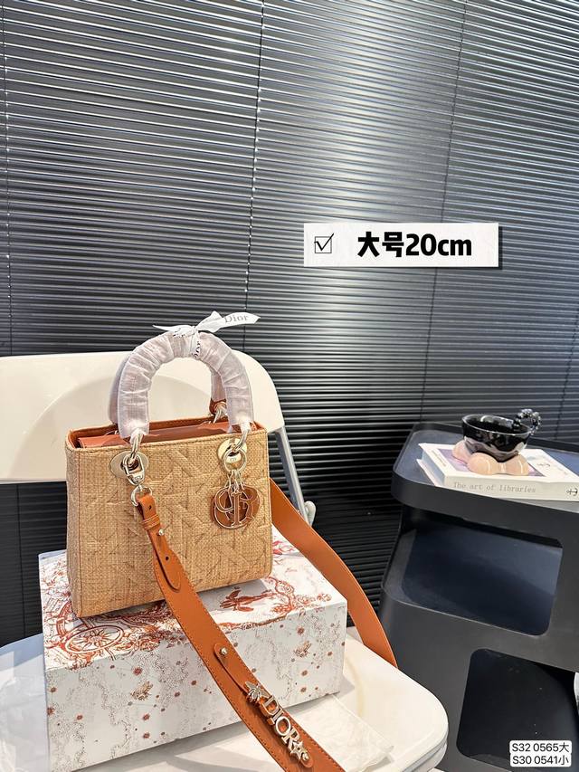 大号 小号 配折叠盒子 迪奥戴妃包 Sdior戴妃包太好看了吧! 优雅指数拉满 搭配简洁风格的衣服整个人气质就上来了 而且容量完全可以满足日常要求 日常聚会逛街 大号 小号 配折叠盒子 迪奥戴妃包 Sdior戴妃包太好看了吧! 优雅指数拉满 搭配简洁风格的衣服整个人气质就上来了 而且容量完全可以满足日常要求 日常聚会逛街