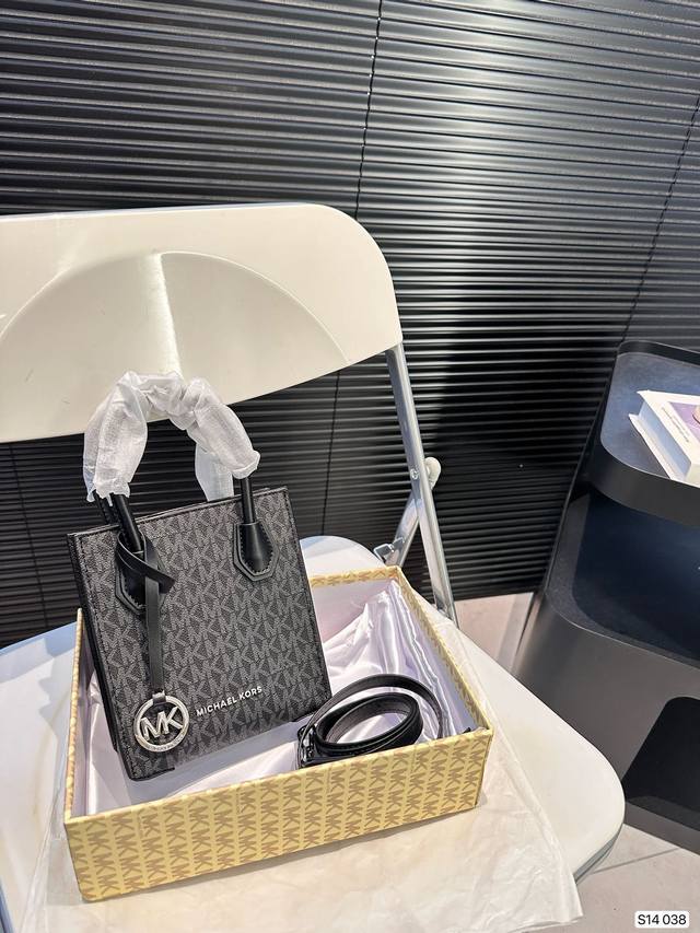 配盒子 Mk Mercer Mini琴谱包 温柔百搭的颜色，很精致，超级可爱，适合小女生背~包包看起来很小但是容量刚好够用，女生出去逛街补妆的化妆品、钥匙手机都