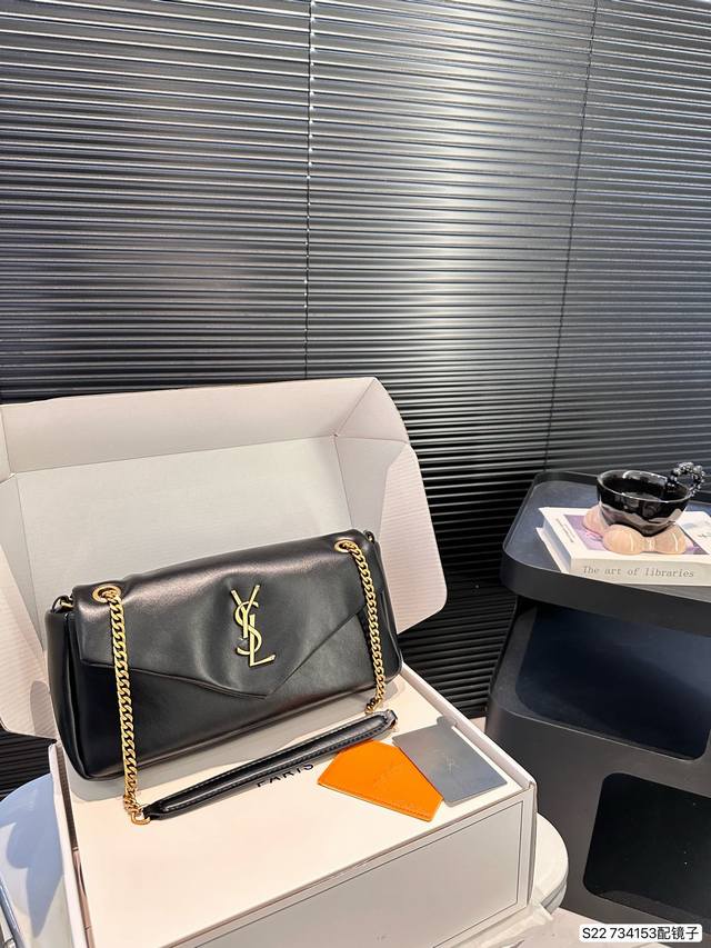 配飞机盒折叠盒子 圣罗兰小羊皮链条包 全新新款包型，包身轮廓简洁、立体，看上去硬挺又不会太凌厉，整体给人一种既经典优雅，又很时髦现代的独特气质！尺寸：27 14