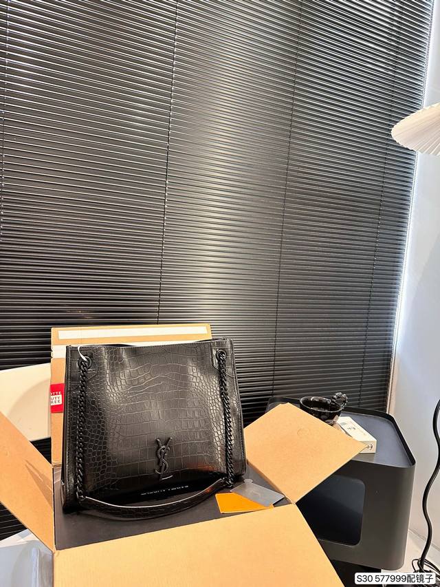 配飞机盒折叠盒子 圣罗兰托特 又是心动 百搭又高级 不咋挑衣服。随意拎着就能出门 单肩斜挎都可以 春秋搭配大衣，真的绝绝子 酷飒风中又带着随意慵懒 尺寸：33