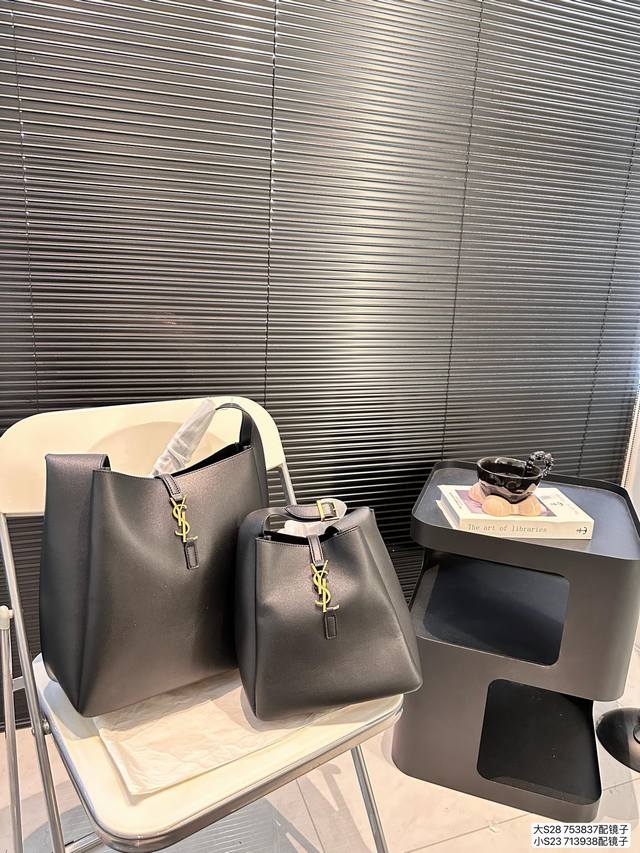 大号 小号 配飞机盒折叠盒子 圣罗兰 托特包 满满的设计感 非常知性优雅 超级高级的时尚单品 实物绝对惊艳到你 尺寸：大号29 29 小号21 21.5 货号大