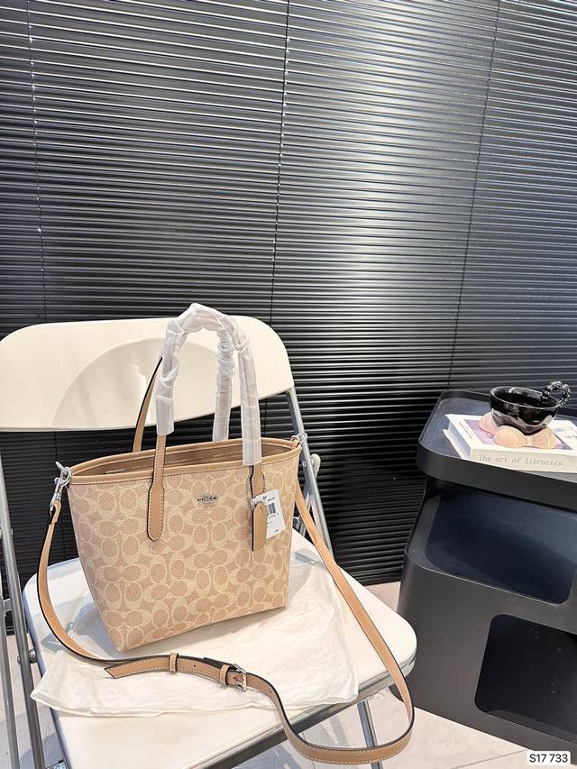 配飞机盒子 温柔奶茶色 Coach蔻驰托特包 菜篮子 可手提 可斜挎 不限制年龄段哦! 尺寸:22 21 货号733 配飞机盒子 温柔奶茶色 Coach蔻驰托特包 菜篮子 可手提 可斜挎 不限制年龄段哦! 尺寸:22 21 货号733