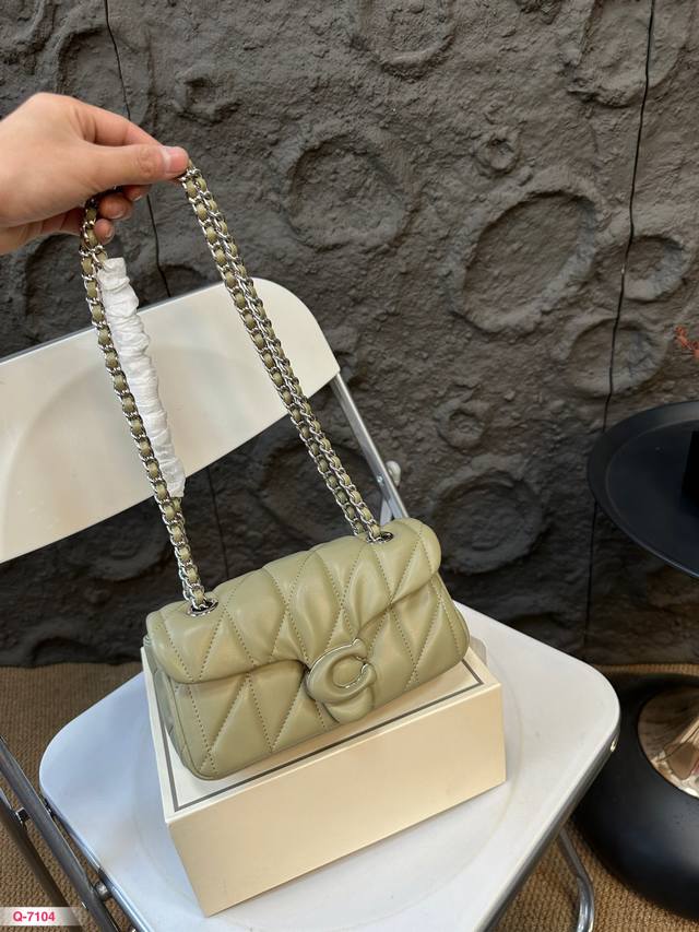 配折叠盒 蔻驰酒神新品 Quilted Tabby 链条版 Tabby 这你能忍住？？ 满满的小细节. 尺寸：20.11Cm