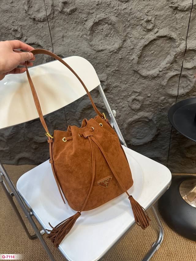 配盒 Size： 20 23Cm Prada 水桶包 太爱水桶包了！！ 日常利用率最高！ 休闲和上班都很适用的一个包包