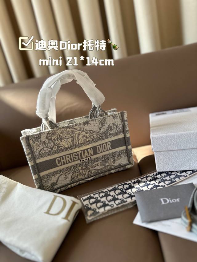 Mini 迪奥原单dior托特 托特包是dior包包中辨识度最高的，老花和刺绣都非常经典耐看 Dior Book Tote 配礼盒 这只充满诗意的 Inligh