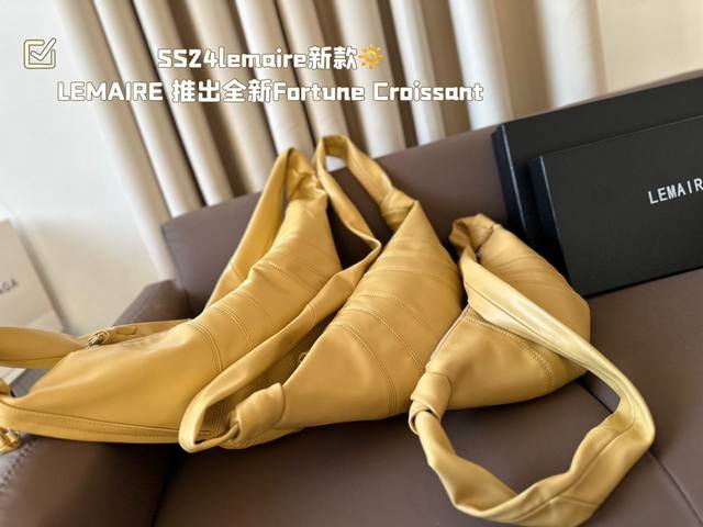 大号 中号 小号 Ss24Lemaire新款 Lemaire 推出全新fortune Croissant系列，其外形灵感源于幸运饼干。Fortune Crois