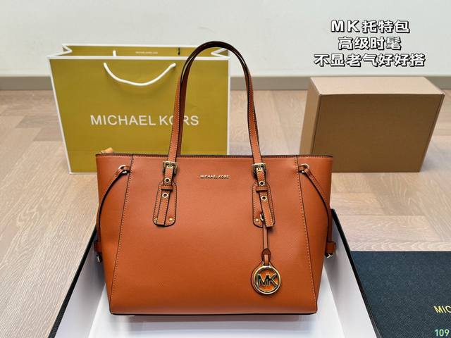 配盒 Mk托特包 高级时髦拿捏住啦 不显老气好好搭啊 而且貌美气质加成好高的呀～ 爱死了这份从容优雅 尺寸33 26