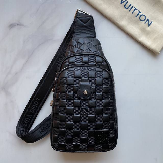 原单 搭配头层胎牛皮 路易威登-最新款男士胸包原单品质 官网同步 手感超赞 原装五金 独特的设计风格 完美至极 细节做工精致 大气中有内涵 高端上档次 高品质 原单 搭配头层胎牛皮 路易威登-最新款男士胸包原单品质 官网同步 手感超赞 原装五金 独特的设计风格 完美至极 细节做工精致 大气中有内涵 高端上档次 高品质