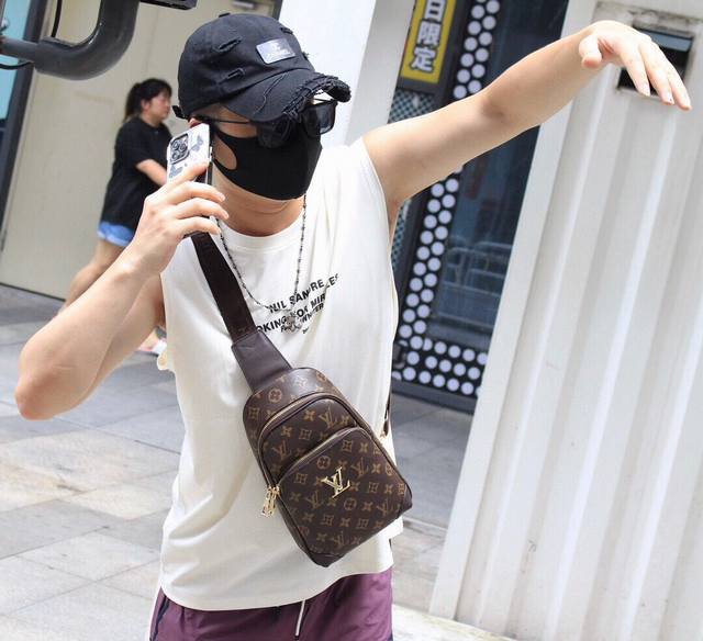 断货王 V家中古款 胸包 本款采用 原厂头层牛皮配p V C材质 ，针织布肩带及内衬为品牌经典注入可持续理念，拉链前袋和顶部拉链袋再添实用细节。 高定绒布内里一