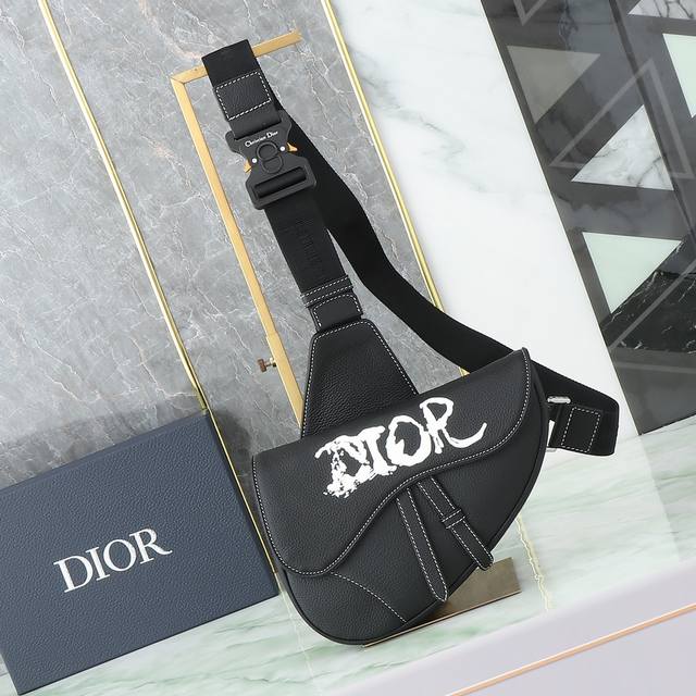 Dior迪奥男士马鞍斜挎包 胸包 型号：1Adpo093 黑皮印字 Saddle黑色粒面触感牛皮革手袋，Christian Dior带扣细节。 外部热印“Dio