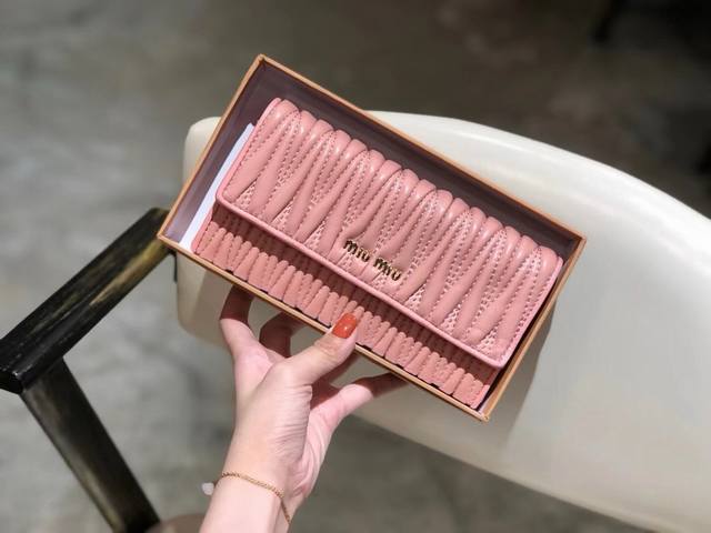 品牌：Miumiu 5450 颜色：黑色 粉色 尺寸： 19*10.5*3.5 说明: Miumiu专柜最新款！专柜爆款热力来袭，经典提花压纹设计，釆用顶级进口