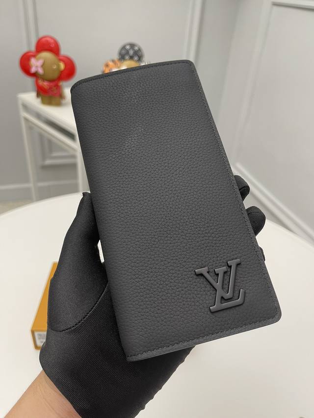 顶级原单 M69980黑全新lv Aerogram Brazza 钱夹着重粒面牛皮革的细腻质感,再以金属lv 字母低调烙印身份。隔层和卡位可容纳纸钞、文件和硬币 顶级原单 M69980黑全新lv Aerogram Brazza 钱夹着重粒面牛皮革的细腻质感,再以金属lv 字母低调烙印身份。隔层和卡位可容纳纸钞、文件和硬币