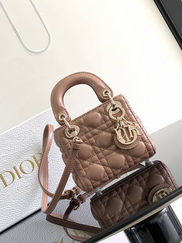 这款 Lady Dior 超迷你手袋集中体现了 Dior 对优雅和美丽的深刻洞见。采用黑色羊皮革精心制作,饰以藤格纹缉面线,搭配 D.I.O.R. 吊饰,为精美 这款 Lady Dior 超迷你手袋集中体现了 Dior 对优雅和美丽的深刻洞见。采用黑色羊皮革精心制作,饰以藤格纹缉面线,搭配 D.I.O.R. 吊饰,为精美