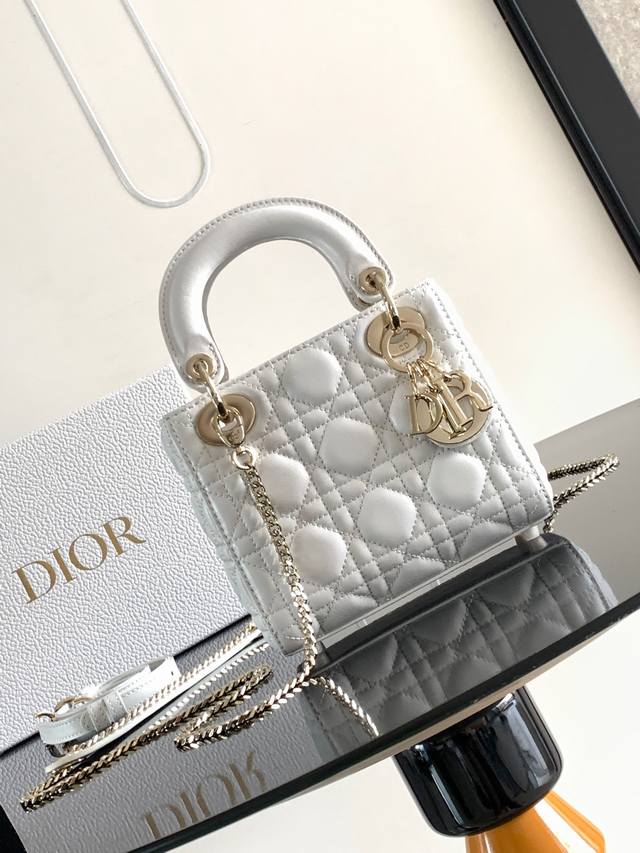 三格这款 Lady Dior 手袋集中体现了 Dior 对优雅和美丽的深刻洞见。采用黑色羊皮革精心制作,以藤格纹缉面线打造醒目的绗缝细节,时髦典雅的设计经久不衰 三格这款 Lady Dior 手袋集中体现了 Dior 对优雅和美丽的深刻洞见。采用黑色羊皮革精心制作,以藤格纹缉面线打造醒目的绗缝细节,时髦典雅的设计经久不衰