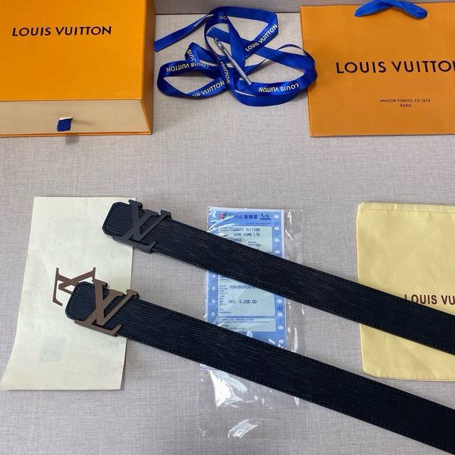 品牌:Lv路易威登 等级:男士皮带.定制头牛层皮.双面可用。油精边致、官同网步新款 配专全柜套包装 送眼打针 长度不裁剪 扣头:钢扣 长度:100 125Cm 品牌:Lv路易威登 等级:男士皮带.定制头牛层皮.双面可用。油精边致、官同网步新款 配专全柜套包装 送眼打针 长度不裁剪 扣头:钢扣 长度:100 125Cm