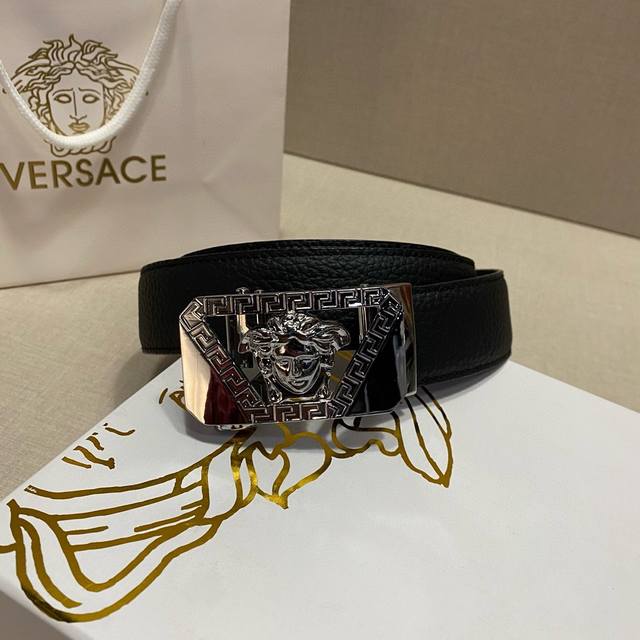 给大家种草一款超有排面的versace范思哲腰带宽度为3.5 厘米,精致而时尚。 此款腰带采用精美的意大利皮革制作,高贵气质尽显无疑。 无论是搭配休闲装还是正装 给大家种草一款超有排面的versace范思哲腰带宽度为3.5 厘米,精致而时尚。 此款腰带采用精美的意大利皮革制作,高贵气质尽显无疑。 无论是搭配休闲装还是正装