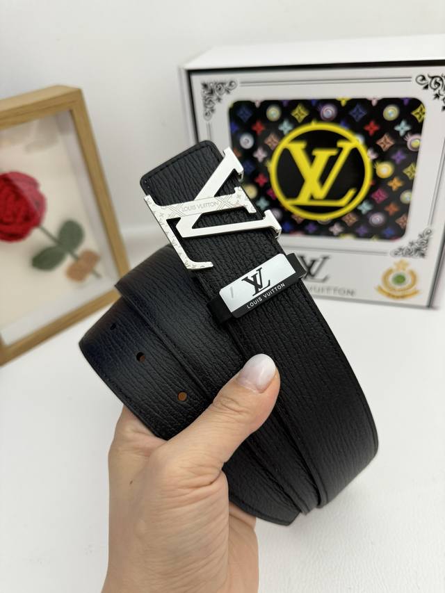 品名：Lv..路易..威登原单 材质：原单牛皮腰带 百分百头层牛皮腰带保证真皮，24K纯钢扣，专柜原单品质、做工精细，时尚大牌，送人自用首选 包装： 请认准如图