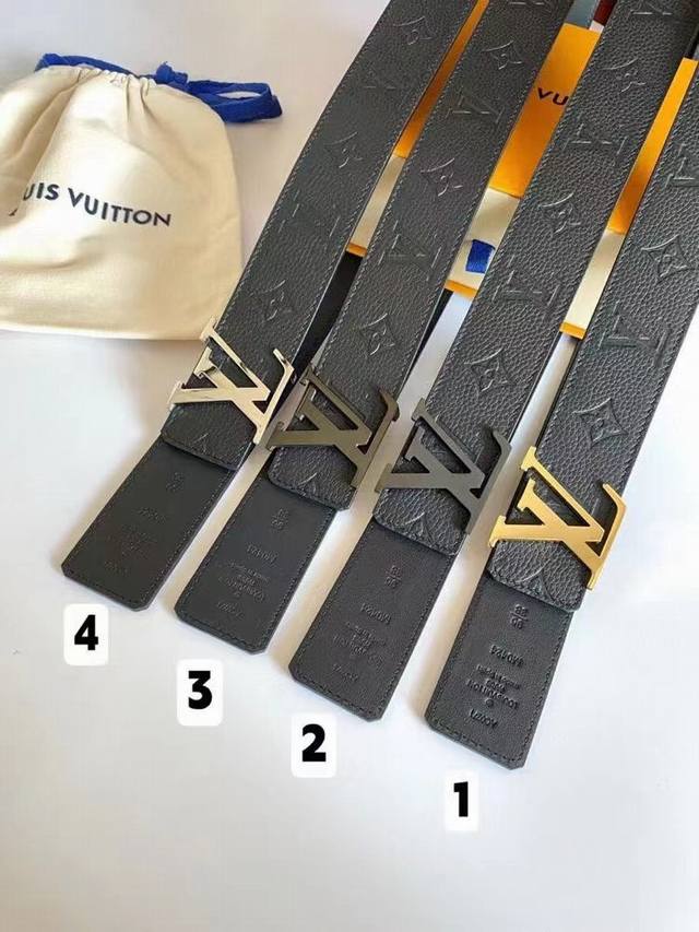 路易威登标志性的lv Initiales腰带采用优雅的黑色小牛皮，搭配字母扣，商务休闲两相宜。