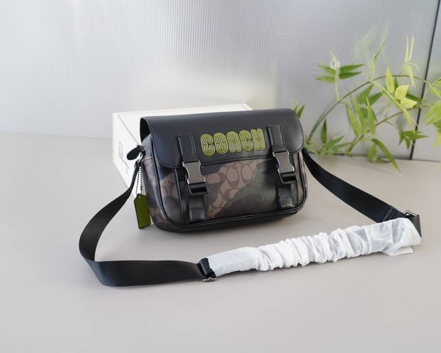 蔻驰 官网同步 高版本 斜挎单肩背包 永恒不过时的标志性产品 纯原单牛皮 顶级五金制作 非市面普通版本 今年coach最爱的款 全部实拍 实用性非常高 完全不用