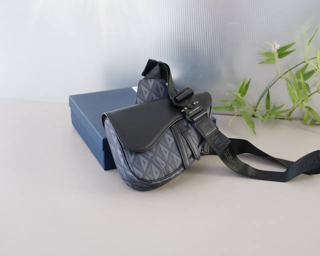 迪奥 官网同步 高版本 斜挎单肩背包 永恒不过时的标志性产品 纯原单牛皮 顶级五金制作 非市面普通版本 今年dior最爱的款式 全部实拍 实用性非常高 完全不用