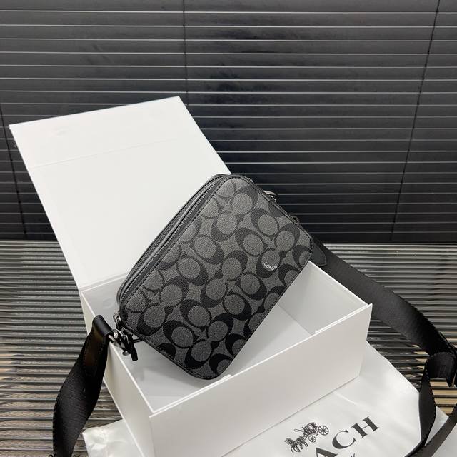Coach 蔻驰 Charter 男士斜挎单肩包 经典logo搭配原厂工艺材质 休闲百搭 采用实物拍摄 原厂原版面料 配送礼盒 防尘袋13 X 20 Cm。