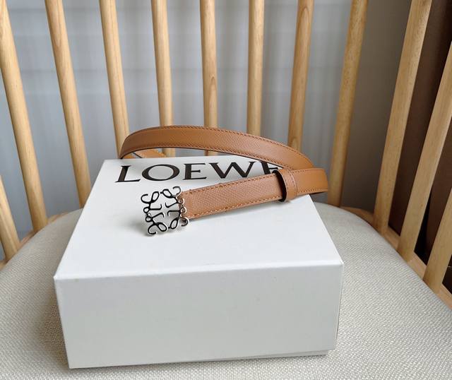 Loewe 罗意威 专柜最新同款腰带 选用鹅卵石纹牛皮革腰带 配有loewe Anagram针扣 卓越的工艺 个性的造型 精美的材质 宽:2.0Cm Loewe 罗意威 专柜最新同款腰带 选用鹅卵石纹牛皮革腰带 配有loewe Anagram针扣 卓越的工艺 个性的造型 精美的材质 宽:2.0Cm