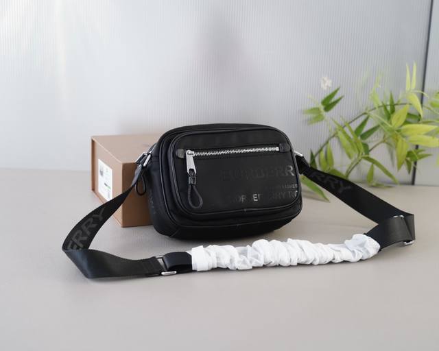 巴宝莉 官网同步 高版本 单肩斜挎背包 经典不过时之作 原单布料材质 手感细腻 深度防水耐磨 非市面普通货 低调奢华 完全不浮夸的款式 日常又时髦 配全套包装折