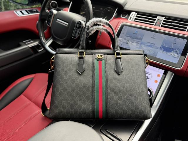 高端货 新款 “ Gucci ”古奇公文包进口原厂面料高清五金logo标志、专用里内里。顺滑拉链、油边平滑、做工精致每个细节到位！男人必备款。规格：38X28X