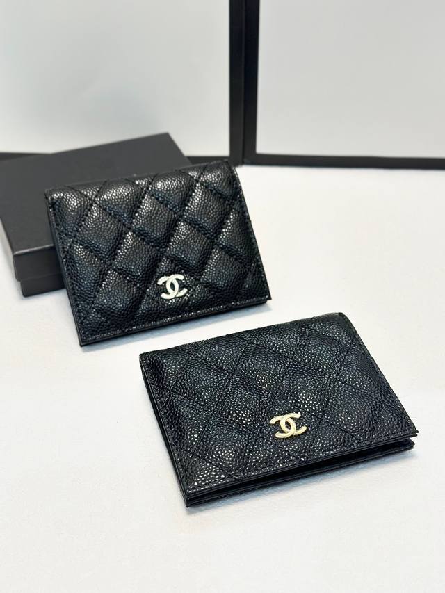 颜色 鱼子酱 黑金 黑银尺寸 11X9 香奈儿专柜最新款火爆登场！采用头层羊皮&鱼子酱牛皮做工精致，媲美专柜！多功能小钱包卡包 多卡位时尚美美必备，超级实用！