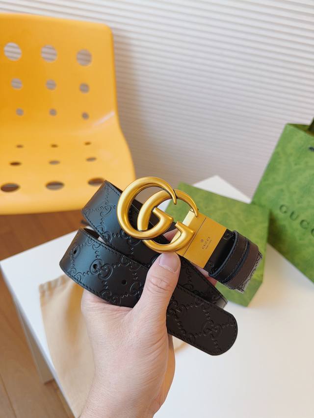 Gucci 配饰不断为经典注入新意,焕新演绎品牌典藏元素。在这款腰带上,其独特的创意和革新,赋予整个造型以别致魅力。这款腰带以匠心打造,巧妙融入流行风格;时尚人 Gucci 配饰不断为经典注入新意,焕新演绎品牌典藏元素。在这款腰带上,其独特的创意和革新,赋予整个造型以别致魅力。这款腰带以匠心打造,巧妙融入流行风格;时尚人