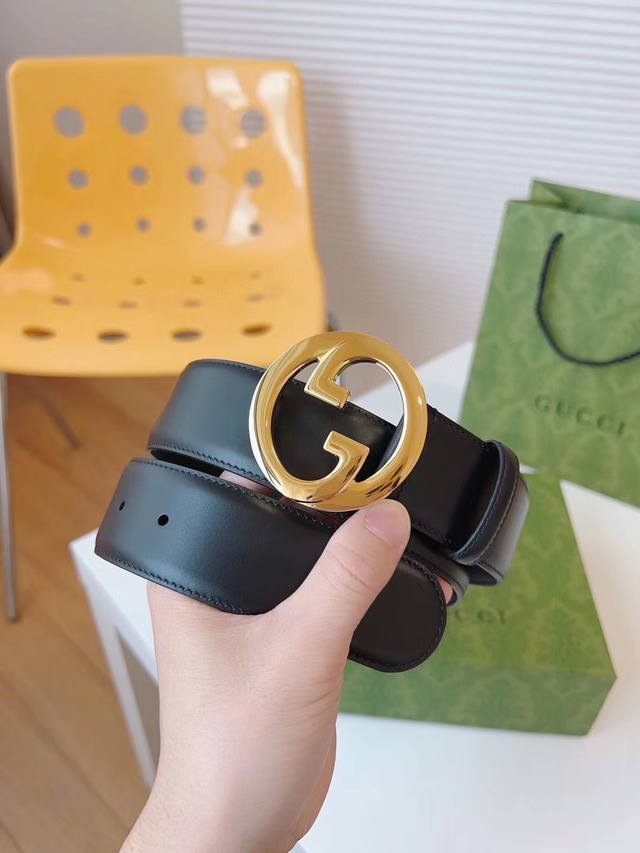 Gucci 新款圆形互扣式双g搭扣，配饰和成衣单品继续焕新演绎和呈现品牌经典细节。这款黑色皮革腰带的独到亮点就是经典交织字母配件的新颖诠释。本款腰带时尚百搭休闲