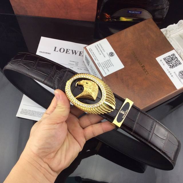 批 配全套专柜包装 品牌：史帝芬高端特供 扣头材质：100%双色纯钢扣 带身材质正面：产地意大利顶级原单38Mm宽度小鳄鱼肚皮纹牛皮，纯钢真空纳米电镀镶钻扣永不