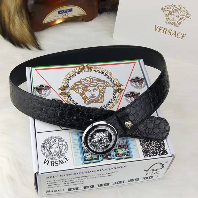 认准图片代购包装 批 配全套图中包装 品牌：Versace 扣头材质：100%双色纯钢扣 带身材质正面：38Mm宽度双面头层牛皮石头纹腰带，纯钢质镶钻扣头实物拍