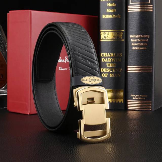 Made In Italy 批 配图片代购礼盒 品牌：菲拉格慕 扣头材质：双色纯钢扣 带身材质正面：产地意大利正版35Mm宽度双面进口头层牛皮压纹工艺腰带，细节