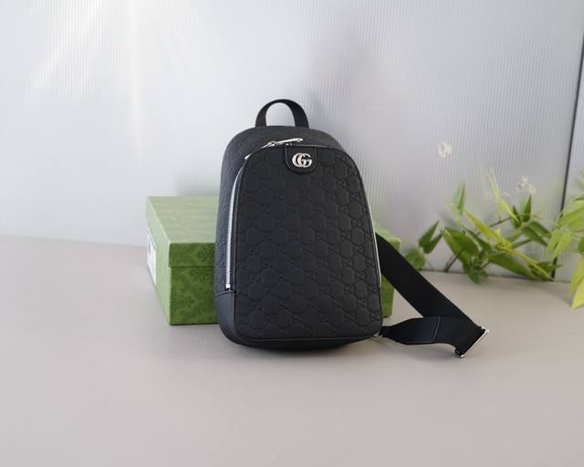 古驰 官网同步 高版本 胸包 永恒不过时的标志性产品 纯原单牛皮 顶级五金制作 非市面普通版本 今年gucci最爱的款式 全部实拍 实用性非常高 完全不用担心穿