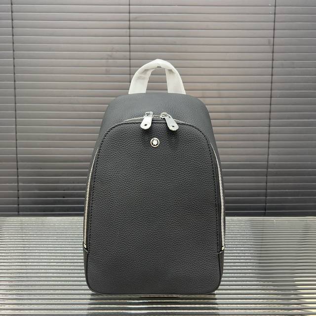 Montblanc 万宝龙 牛皮胸包 斜挎单肩包 采用精湛镶嵌细工，实物拍摄 原厂原版面料 配送防尘袋 30 X 17Cm。