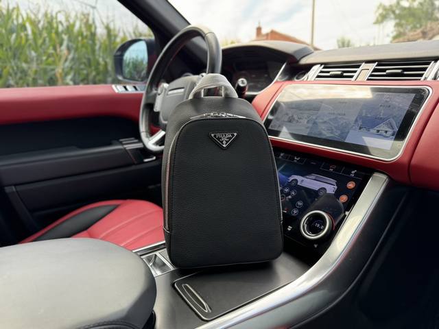 高端货 新款 “ Prada ”普拉达胸包 Prada斜挎包 荔枝纹牛皮胸包 满印拉链开合 单肩斜挎胸包 男款原厂面料高清五金logo标志、专用里内里。顺滑拉链