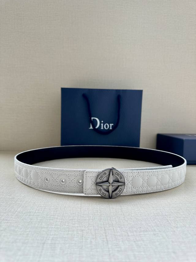 宽度3.5Cm 这款 Dior Charm 腰带扣是夏季男装系列新品,采用不锈钢真空电镀菱星饰面精心设计,重新演绎经典的 Dior 标志。可与各式 35 毫米腰 宽度3.5Cm 这款 Dior Charm 腰带扣是夏季男装系列新品,采用不锈钢真空电镀菱星饰面精心设计,重新演绎经典的 Dior 标志。可与各式 35 毫米腰