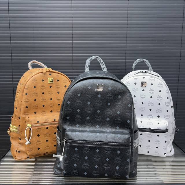 Mcm 恩思恩 Stark 巨无霸双肩包 背包 采用精湛镶嵌细工，经典百搭 实物拍摄 原厂原版面料 高端品质 配送防尘袋 尺寸 40Cm