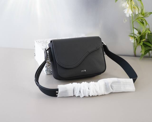 迪奥 官网同步 高版本 斜挎单肩背包 永恒不过时的标志性产品 纯原单牛皮 顶级五金制作 非市面普通版本 今年dior最爱的款式 全部实拍 实用性非常高 完全不用 迪奥 官网同步 高版本 斜挎单肩背包 永恒不过时的标志性产品 纯原单牛皮 顶级五金制作 非市面普通版本 今年dior最爱的款式 全部实拍 实用性非常高 完全不用