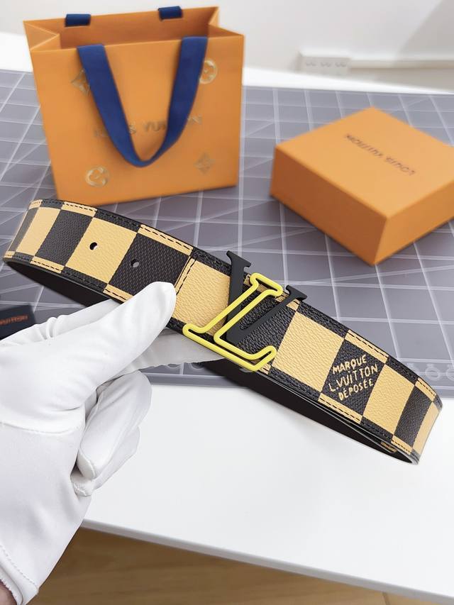 寬：40Mm 驢家新品 驢家出品 男士新品腰帶 皮帶面飾有迷彩格子紋圖案 搭配墨綠色小牛皮底 全新掛扣五金搭扣 雙面可用 以一當二