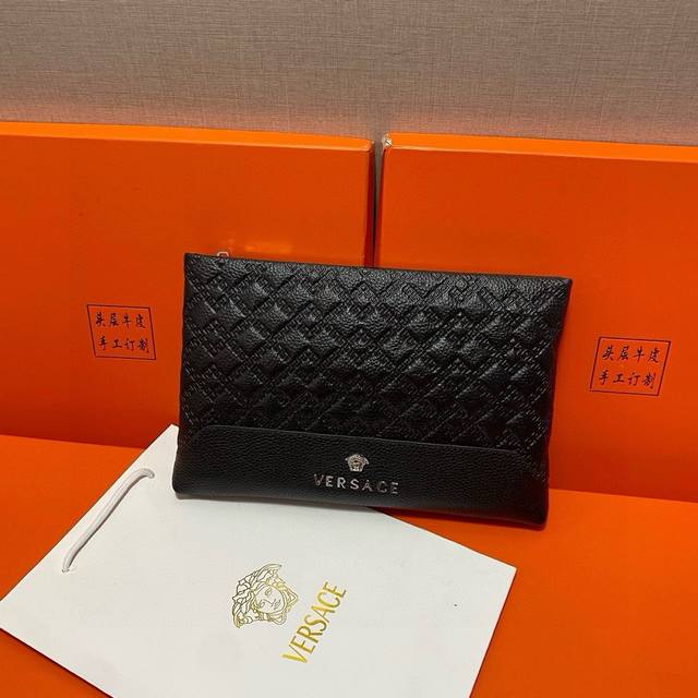 范思哲versace 头层皮质包包 包包是很实用的选择。日常是非常适合的。节日送人必备之选。男士休闲手拿包。 尺寸 范思哲手提包：长25Cm宽2Cm高16Cm