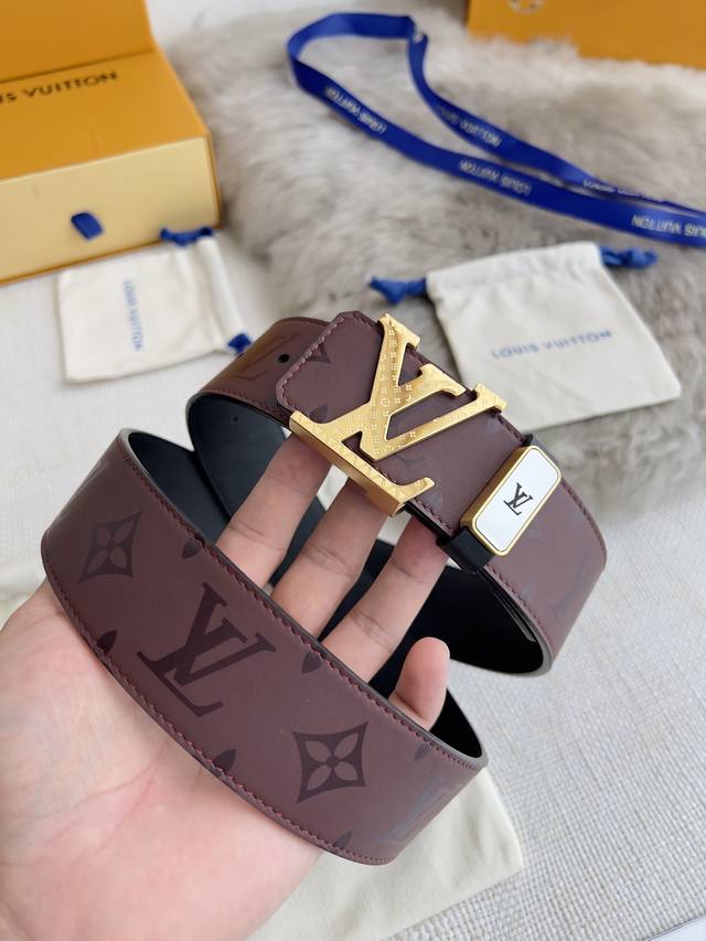 品名: Lv..路易..威登腰带皮带原单 型号:挂扣,经典纯钢材质花纹挂扣,头层牛皮,图片实物拍摄 材料:头层牛皮,挂扣系列,纯钢材质扣头,钯镀电镀工艺永不掉色 品名: Lv..路易..威登腰带皮带原单 型号:挂扣,经典纯钢材质花纹挂扣,头层牛皮,图片实物拍摄 材料:头层牛皮,挂扣系列,纯钢材质扣头,钯镀电镀工艺永不掉色
