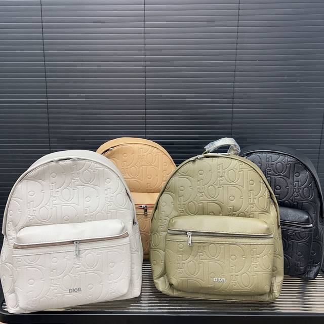 Dior 迪奥 Gravity背包书包压花 双肩包 男女大容量 书包 采用精湛镶嵌细工 经典百搭 实物拍摄 原厂原版面料 配送防尘袋 34 X 42 Cm。