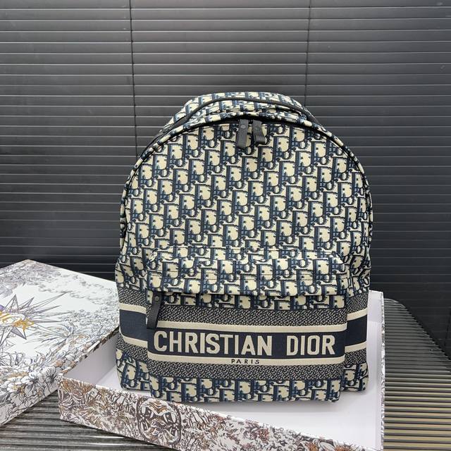 Dior 迪奥 Oblique提花布 Cd刺绣双肩包 男女大容量背包 书包 采用精湛镶嵌细工，经典百搭 实物拍摄 原厂原版面料 配送防尘袋 礼盒 38 X 28