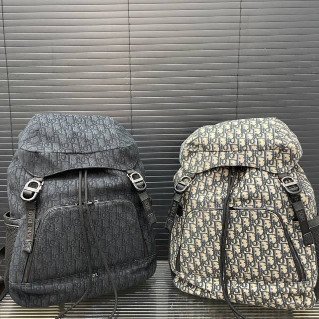 Dior 迪奥 Dior8系列 帆布双肩包 男女大容量背包 书包 采用精湛镶嵌细工,经典百搭 实物拍摄 原厂原版面料 配送防尘袋 30 X 39Cm。 Dior 迪奥 Dior8系列 帆布双肩包 男女大容量背包 书包 采用精湛镶嵌细工,经典百搭 实物拍摄 原厂原版面料 配送防尘袋 30 X 39Cm。