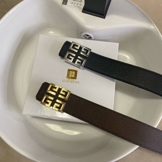 纪梵希givenchy 等级:原版品质.头层牛皮 专柜售经典爆款开模。油边精致 电脑车线 手感柔软.实物拍摄无修饰 上身效果超好、长度不可裁剪.配专柜全套包装. 纪梵希givenchy 等级:原版品质.头层牛皮 专柜售经典爆款开模。油边精致 电脑车线 手感柔软.实物拍摄无修饰 上身效果超好、长度不可裁剪.配专柜全套包装.