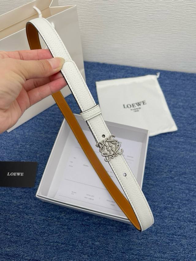 品牌 罗意威 描述 经典系列新品腰带,采用小牛皮材质,完美搭配手工车线,两款经典配色,可搭配商务西装或更为休闲的造型。腰带为法国尺寸,请在购买前参阅腰带尺寸指南 品牌 罗意威 描述 经典系列新品腰带,采用小牛皮材质,完美搭配手工车线,两款经典配色,可搭配商务西装或更为休闲的造型。腰带为法国尺寸,请在购买前参阅腰带尺寸指南